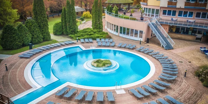 Autobusový zájezd do lázní Hévíz: 5* hotel s polopenzí a wellness, koupání v léčivém jezeře, výlety k Balatonu