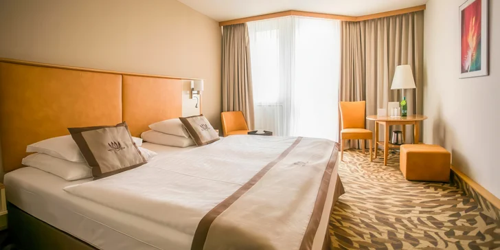 Autobusový zájezd do lázní Hévíz: 5* hotel s polopenzí a wellness, koupání v léčivém jezeře, výlety k Balatonu