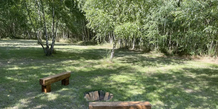 Glampingové ubytování u Jizery: stany až pro 4 osoby, možnost snídaní a opékání buřtů