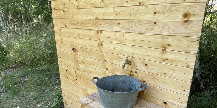 Glampingové ubytování u Jizery: stany až pro 4 osoby, možnost snídaní a opékání buřtů