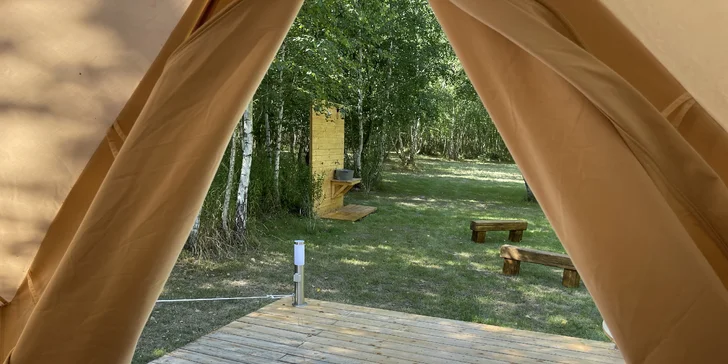 Glampingové ubytování u Jizery: stany až pro 4 osoby, možnost snídaní a opékání buřtů