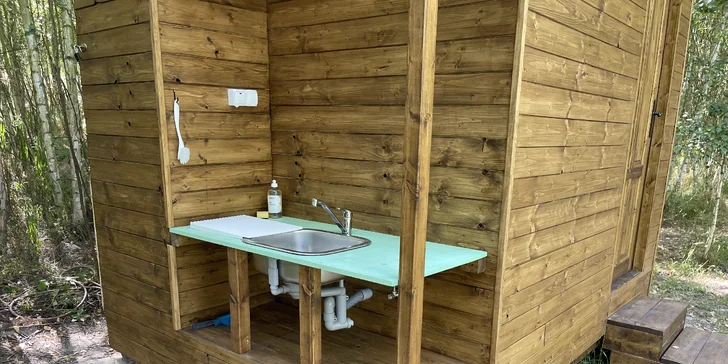 Glampingové ubytování u Jizery: stany až pro 4 osoby, možnost snídaní a opékání buřtů