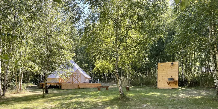 Glampingové ubytování u Jizery: stany až pro 4 osoby, možnost snídaní a opékání buřtů
