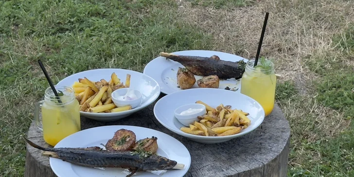 Víkendové grilování: makrela s pečoky, hranolky a limonádou pro 1–4 osoby