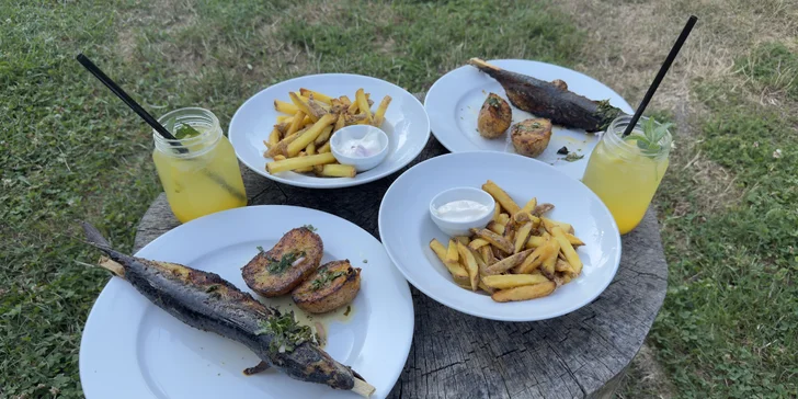 Víkendové grilování: makrela s pečoky, hranolky a limonádou pro 1–4 osoby
