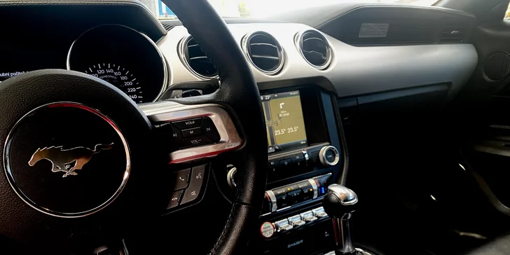 Ford Mustang 5.0 GT: 20 min. spolujízdy, 30 min. řízení nebo zapůjčení až na 24 hod.
