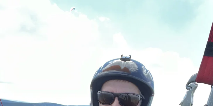 Paraglidingové lety na Javorovém vrchu: vyhlídkový, termický či akrobatický