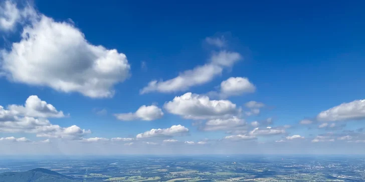 Paraglidingové lety na Javorovém vrchu: vyhlídkový, termický či akrobatický
