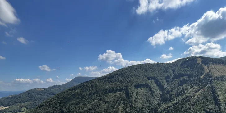 Paraglidingové lety na Javorovém vrchu: vyhlídkový, termický či akrobatický