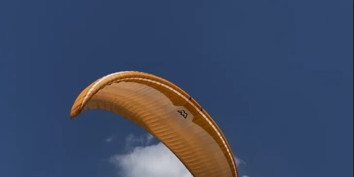 Paraglidingové lety na Javorovém vrchu: vyhlídkový, termický či akrobatický