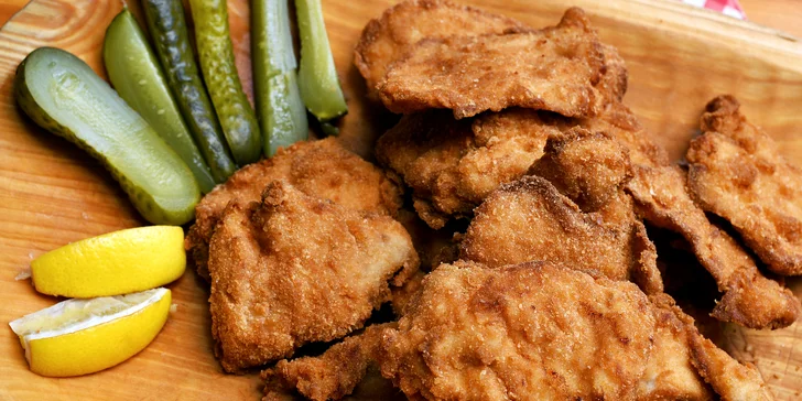 Řízková párty se spoustu příloh a dezertem pro dva i partu: až 1 kg masa, salát i hranolky