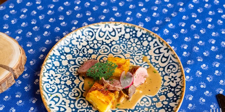 Čtyřchodové menu i s vinným párováním ve valašské kolibě pro 2 osoby