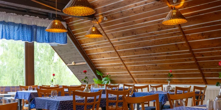 Čtyřchodové menu i s vinným párováním ve valašské kolibě pro 2 osoby