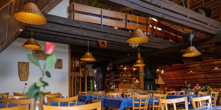 Čtyřchodové menu i s vinným párováním ve valašské kolibě pro 2 osoby