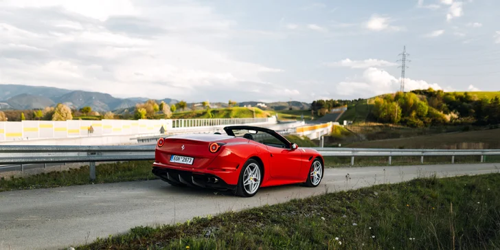 Ovládněte supersport: Ferrari California T nebo Lamborghini Gallardo na 15–40 minut řízení