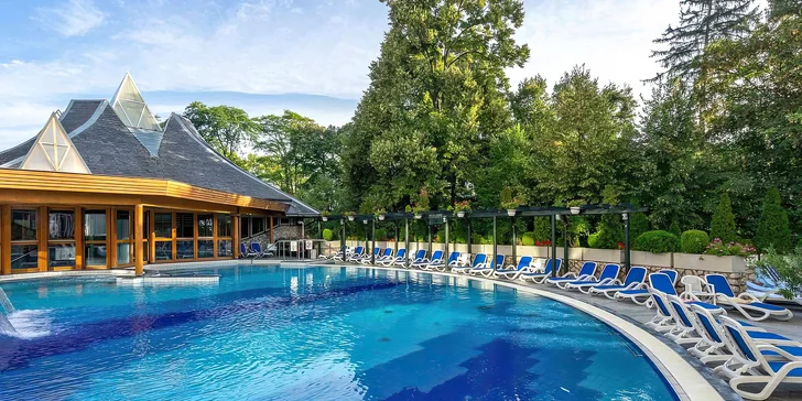 Autobusový zájezd do lázní Hévíz: 4* hotel s polopenzí a wellness, vstup do lázní i výlety k Balatonu