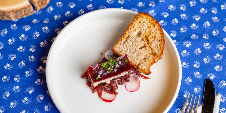 Čtyřchodové menu i s vinným párováním ve valašské kolibě pro 2 osoby