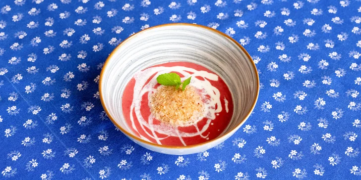 Čtyřchodové menu i s vinným párováním ve valašské kolibě pro 2 osoby