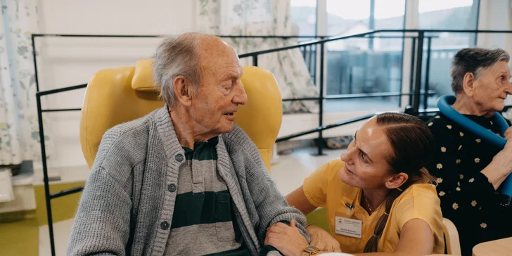 Podpořte Domov seniorů Komárov: zvířecí terapie pro radost a pomocníci v paliativní péči pro úlevu od bolesti