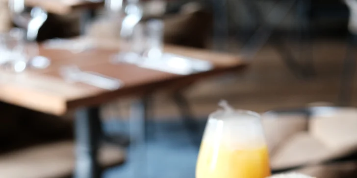 Víkendový degustační brunch o 4 chodech a neomezená mimosa v River's smokelab pro 2 osoby
