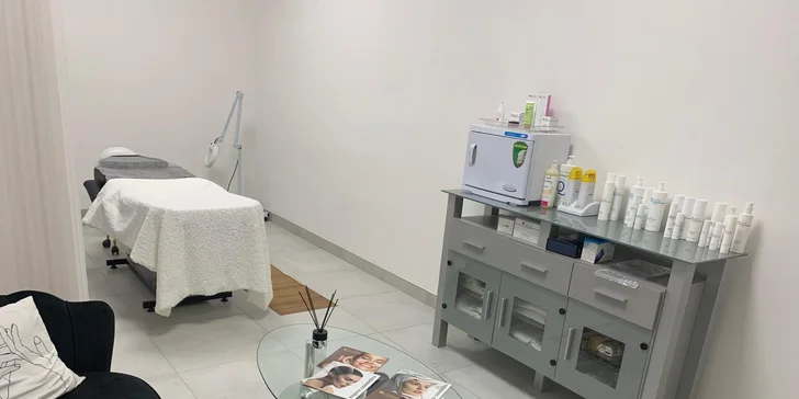 Mladistvá a sjednocená pleť: mikrojehličkování proti vráskám, akné i kuperóze