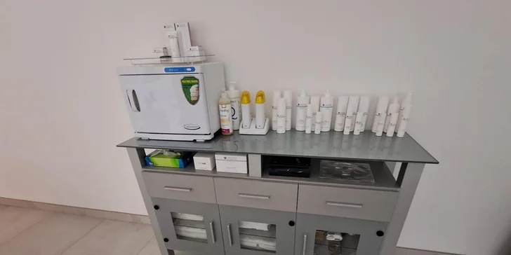 Mladistvá a sjednocená pleť: mikrojehličkování proti vráskám, akné i kuperóze