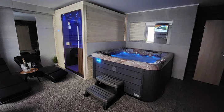Až 3 hod. privátního wellness s vířivkou a saunou i s lahví sektu či prosecca