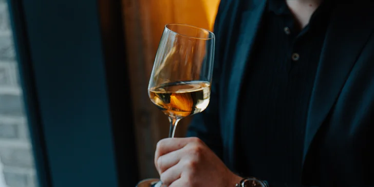 Lahev bílého, růžového nebo červeného vína a tapas pro 2 osoby v kavárně a vinárně Kofínno
