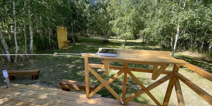 Glampingové ubytování u Jizery: stany až pro 4 osoby, možnost snídaní a opékání buřtů