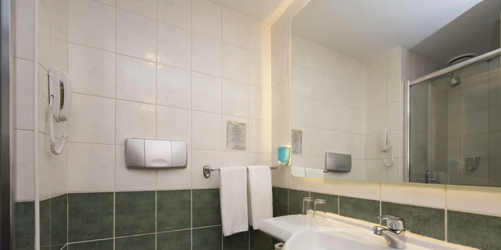 Najdete v nich čisté zázemí s klimatizací, satelitní televizí, trezorem a vlastní koupelnou.