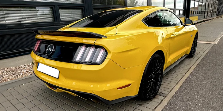 Ford Mustang 5.0 GT: 20 min. spolujízdy, 30 min. řízení nebo zapůjčení až na 24 hod.