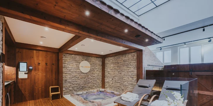 Privátní wellness pro 2-4 osoby: sauna, vířivka, dubová vana i krb na 2-3 hodiny nebo celou noc