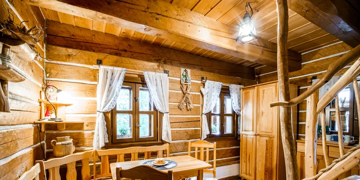 Rodinný pobyt v Pohádkové vesničce s polopenzí a vstupem do bazénu