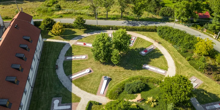 Minigolf v krásném parku a pivo nebo limonáda pro dva či celou rodinu