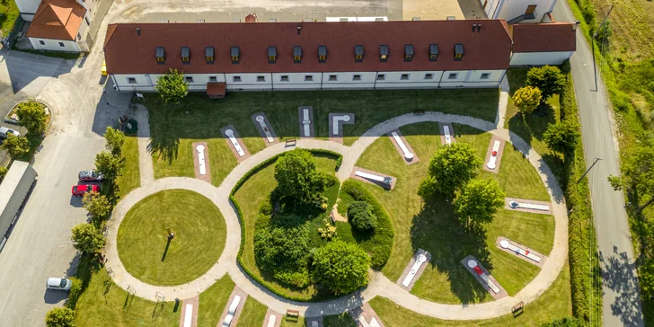 Minigolf v krásném parku a pivo nebo limonáda pro dva či celou rodinu