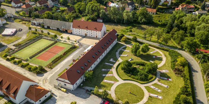 Minigolf v krásném parku a pivo nebo limonáda pro dva či celou rodinu