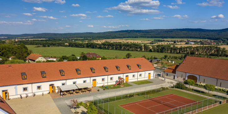 Minigolf v krásném parku a pivo nebo limonáda pro dva či celou rodinu