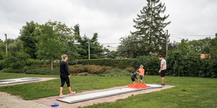 Minigolf v krásném parku a pivo nebo limonáda pro dva či celou rodinu