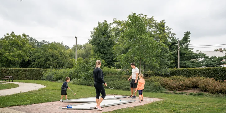 Minigolf v krásném parku a pivo nebo limonáda pro dva či celou rodinu