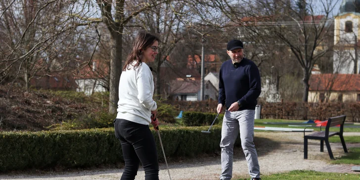Minigolf v krásném parku a pivo nebo limonáda pro dva či celou rodinu