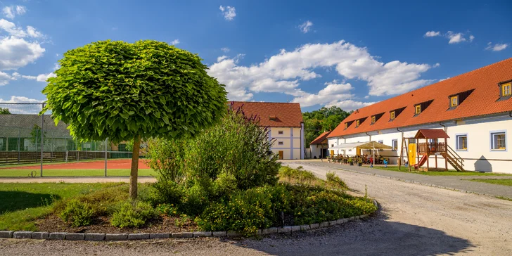 Minigolf v krásném parku a pivo nebo limonáda pro dva či celou rodinu
