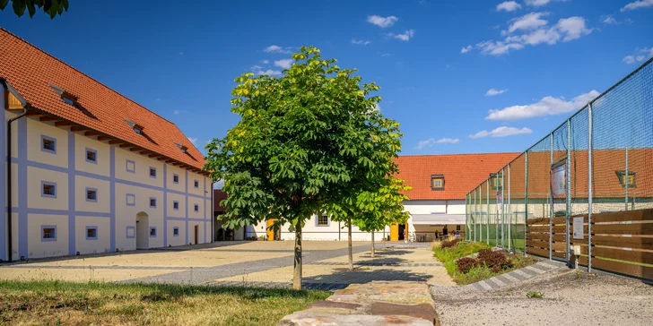 Minigolf v krásném parku a pivo nebo limonáda pro dva či celou rodinu