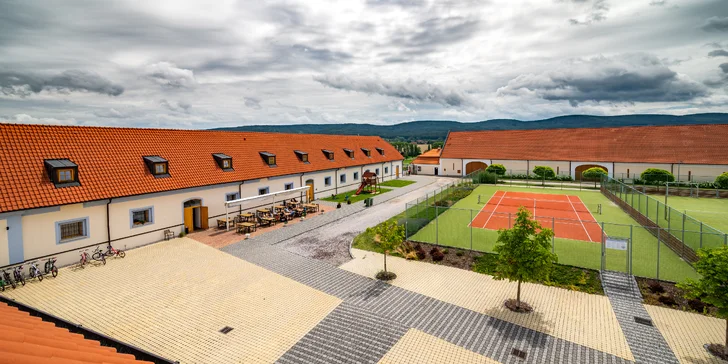 Minigolf v krásném parku a pivo nebo limonáda pro dva či celou rodinu