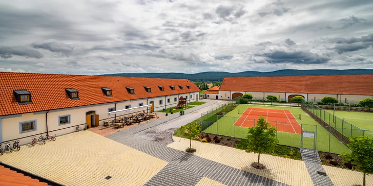 Minigolf v krásném parku a pivo nebo limonáda pro dva či celou rodinu