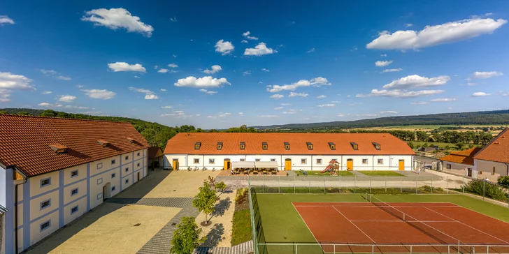 Minigolf v krásném parku a pivo nebo limonáda pro dva či celou rodinu