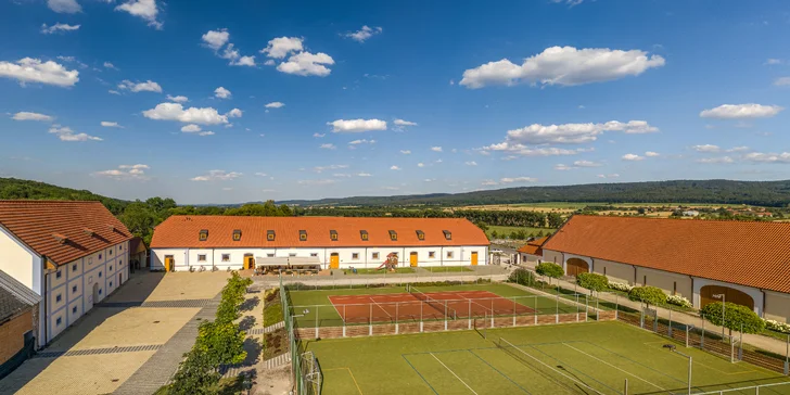 Minigolf v krásném parku a pivo nebo limonáda pro dva či celou rodinu