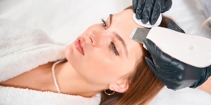 Zářivá a mladistvá pleť: hloubkové čištění nebo anti-age ošetření