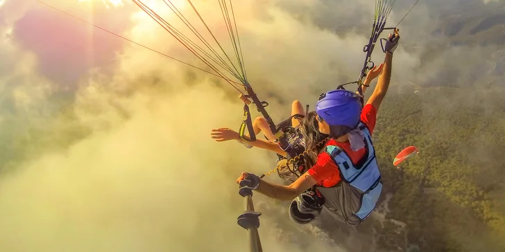 Paraglidingové lety na Javorovém vrchu: vyhlídkový, termický či akrobatický