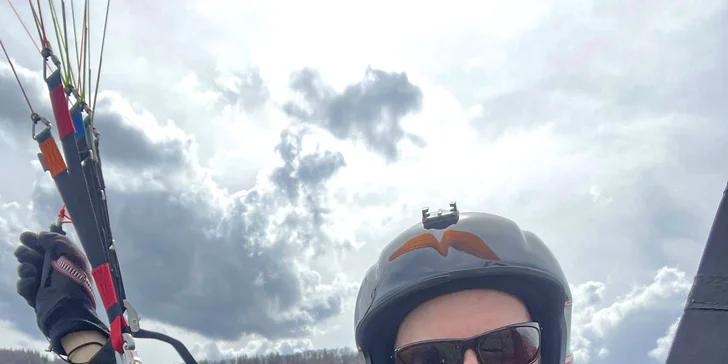 Paraglidingové lety na Javorovém vrchu: vyhlídkový, termický či akrobatický