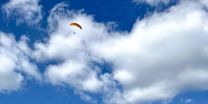 Paraglidingové lety na Javorovém vrchu: vyhlídkový, termický či akrobatický